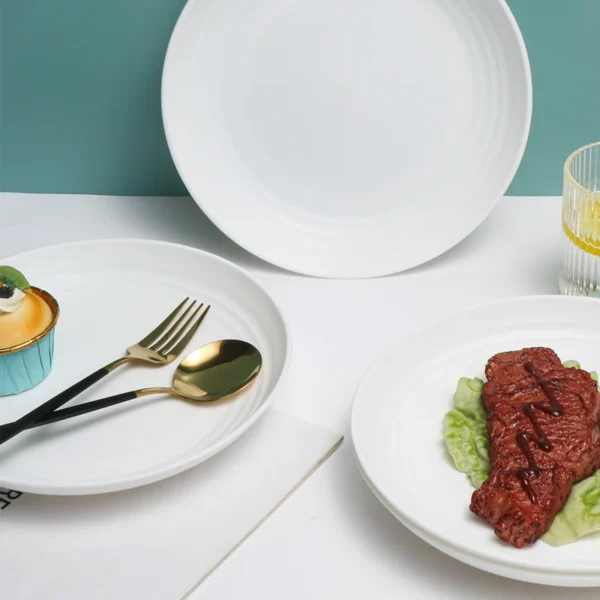 4/16pcs Plastic plates (9 inches in diameter).